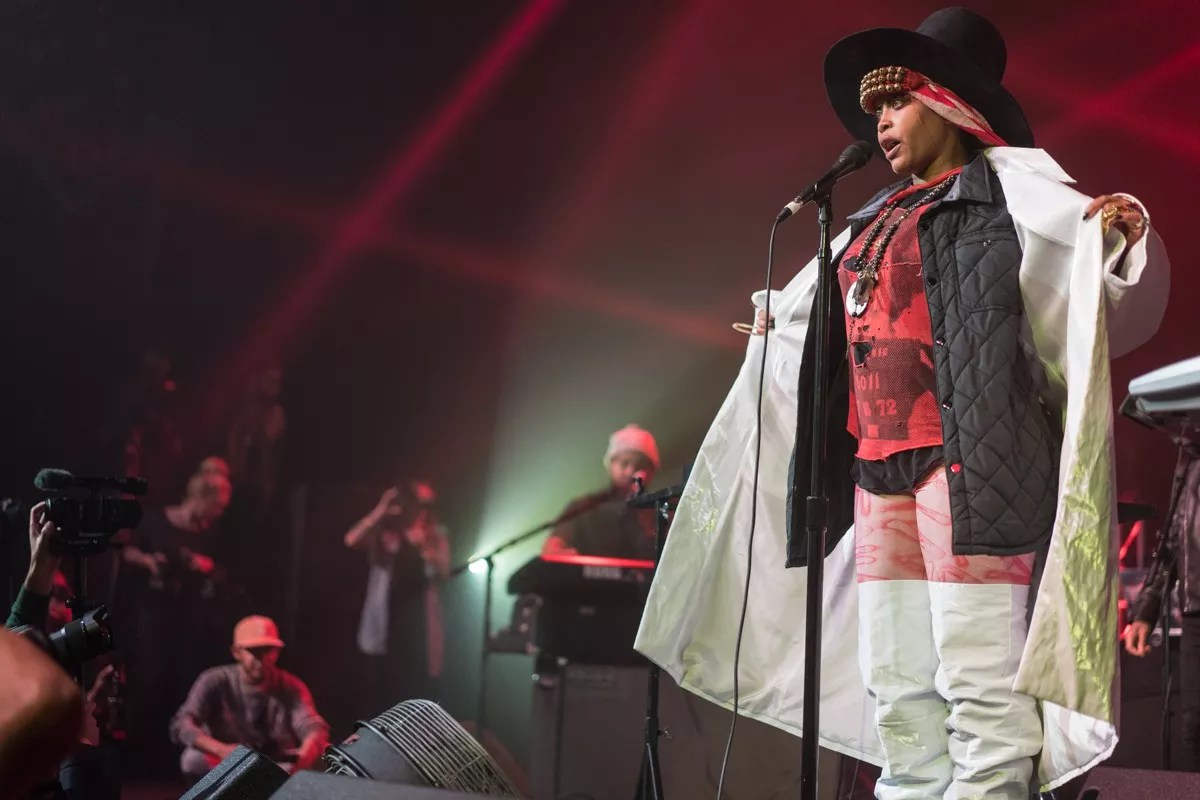 When She Finally Showed, Erykah Badu Calmed a Salty Crowd with Trip Through Debut <i>Baduizm</i>