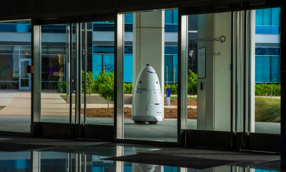 A Pair of Robots Appear in Dallas, Humbly Heralding the Future