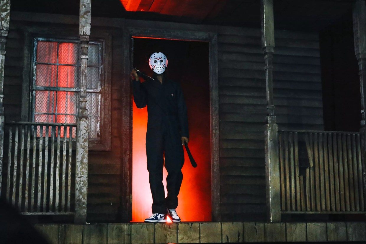 21 Savage Wields Knives on Stage During Otherwise Uptight Performance
