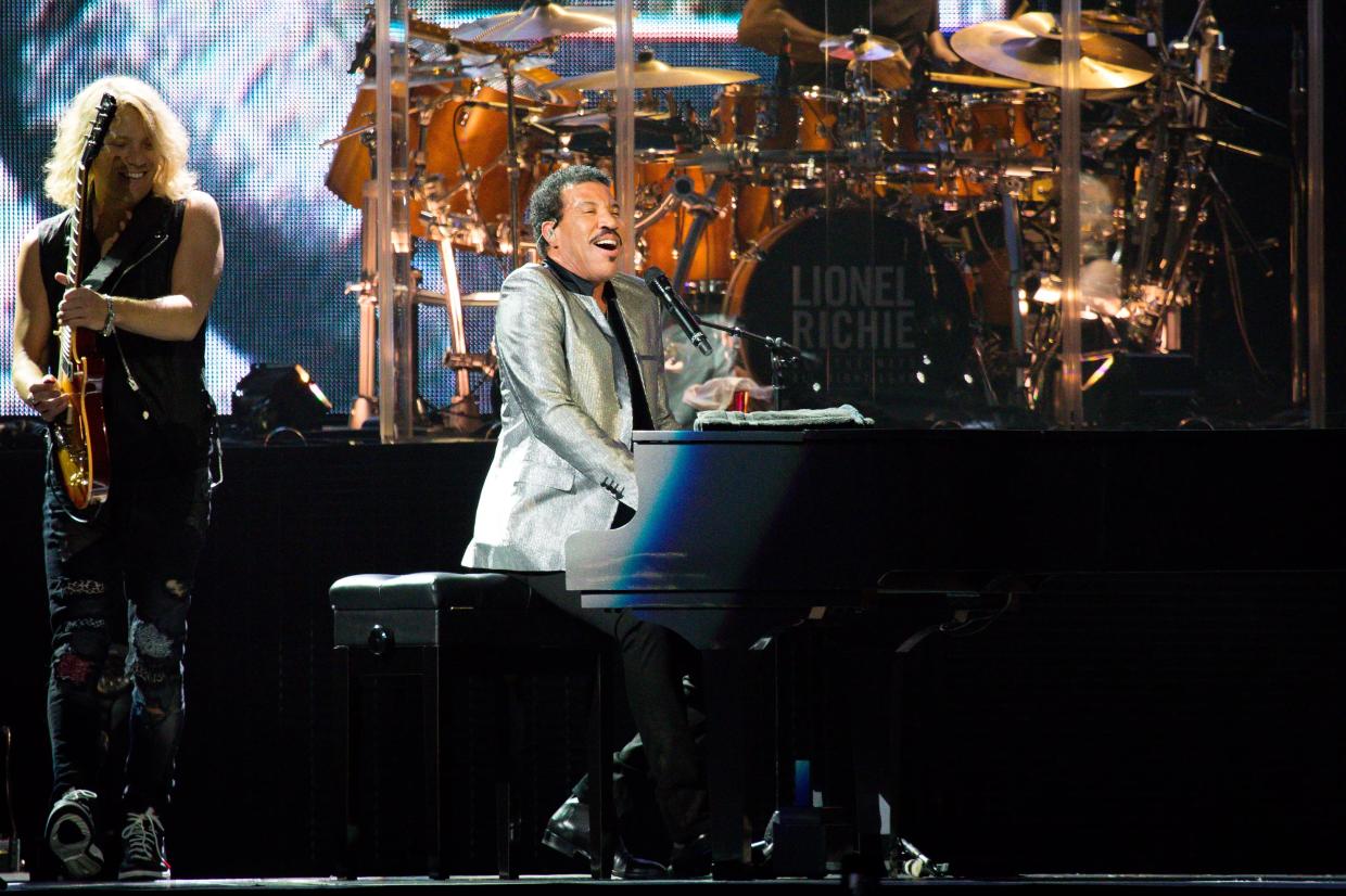 Lionel Richie Was the Gregarious Social Chair to Mariah Carey’s Wet Blanket at AAC