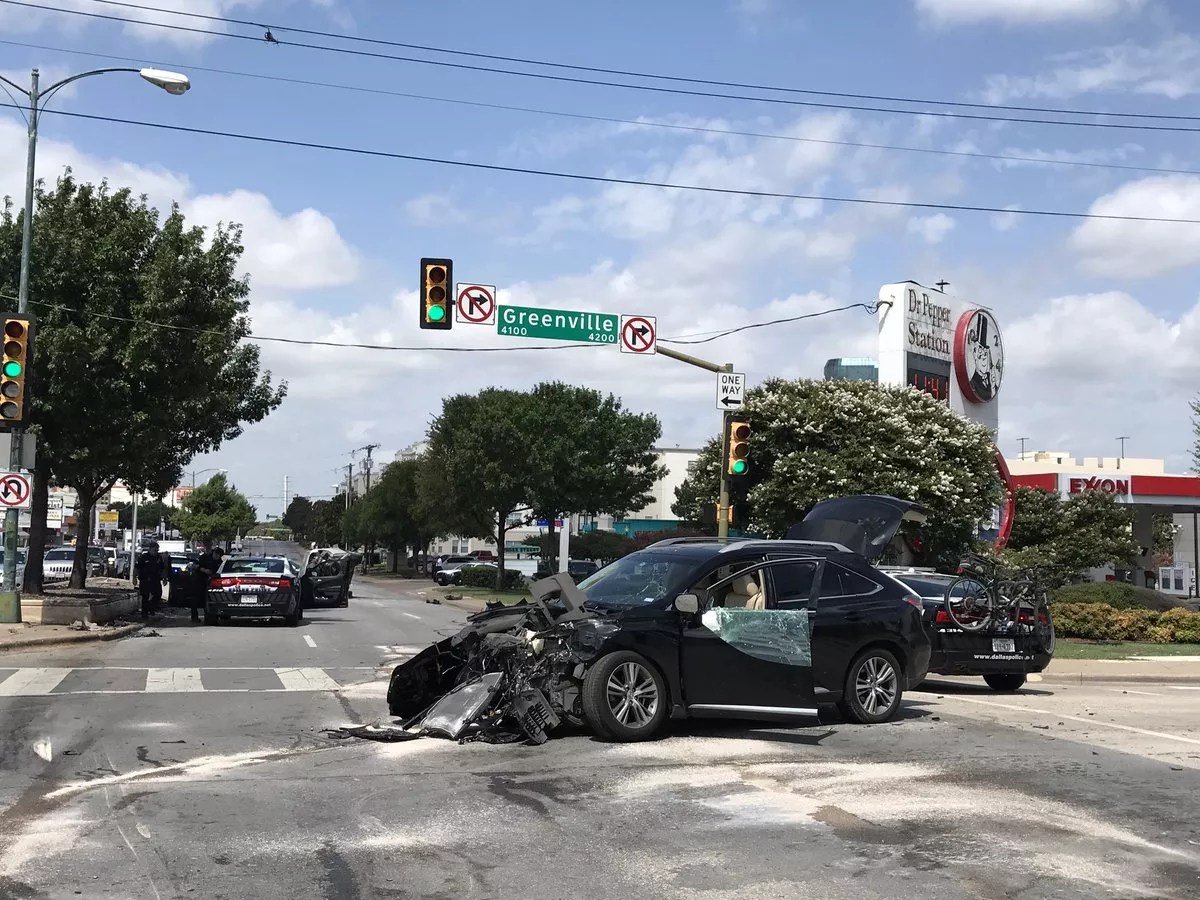 Suspected Bank Robber Plows Into Car During High-Speed Chase in Dallas