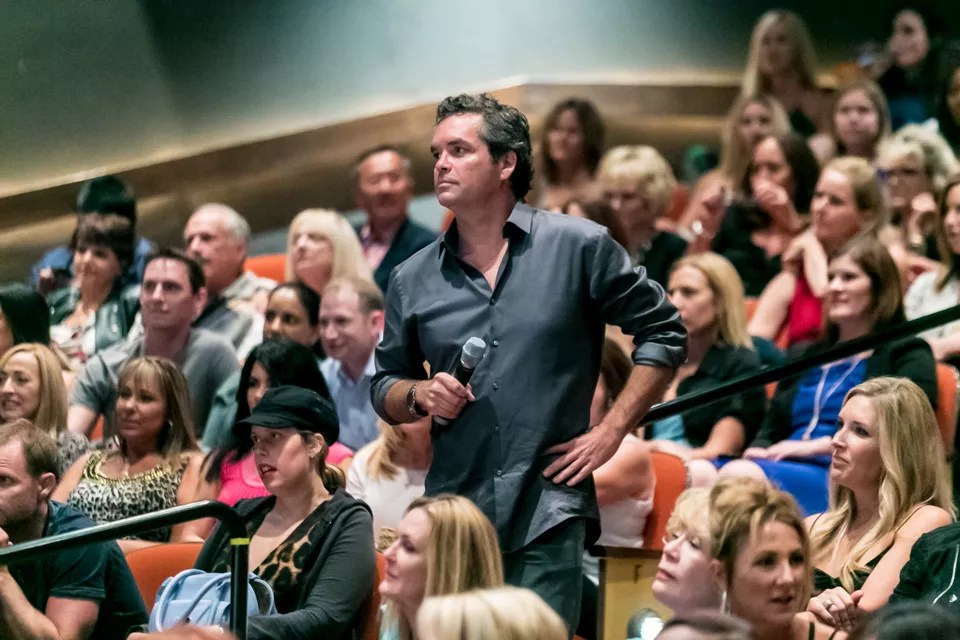 100 Women and 100 Men Will Debate Love and Relationships at Hyena’s on Thursday