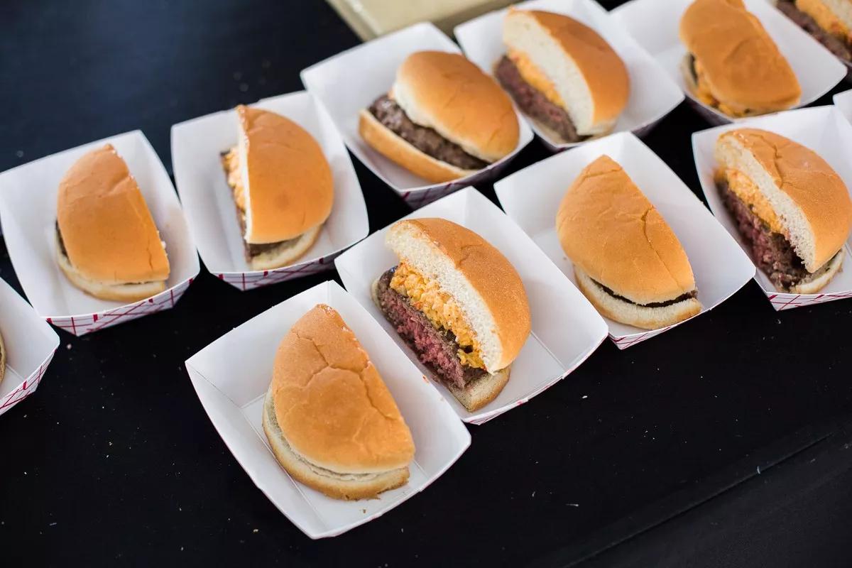 Between the Buns Slides into Dallas’ Hearts (and Stomachs)