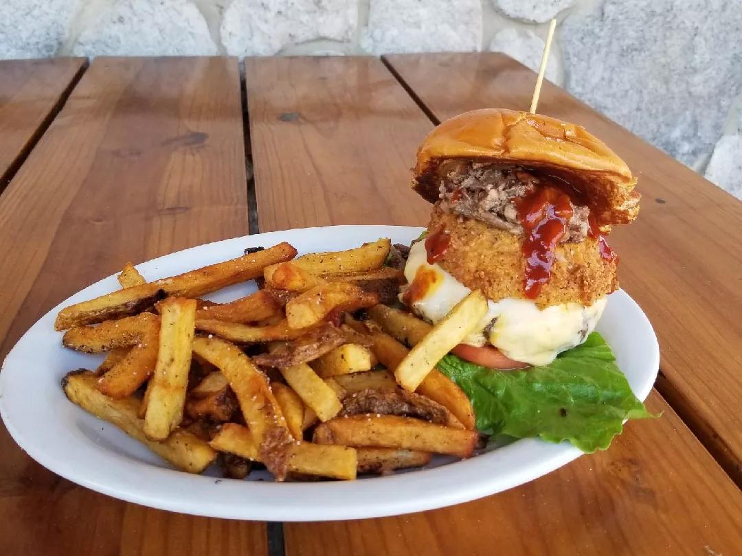 Lakewood Smokehouse Quietly Became One of East Dallas’ Best Burger Joints