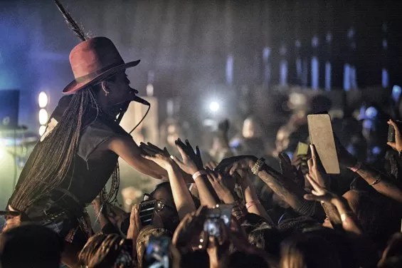 Erykah Badu Tells a Chicago Audience She’s Praying for R. Kelly