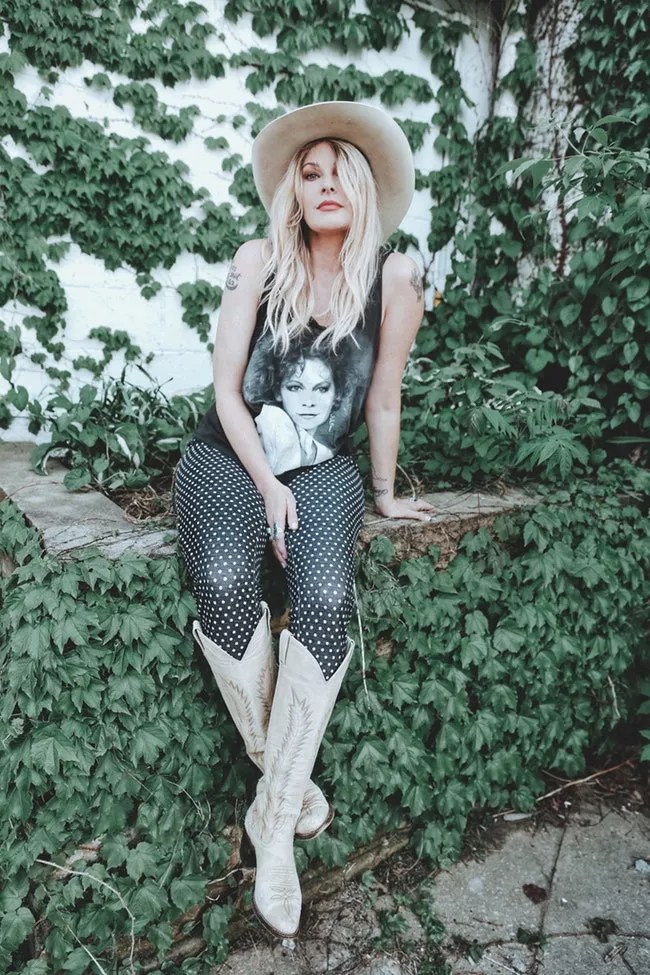 By Land, Sea and Satellite Radio, Elizabeth Cook Ventures Forward Into 2019
