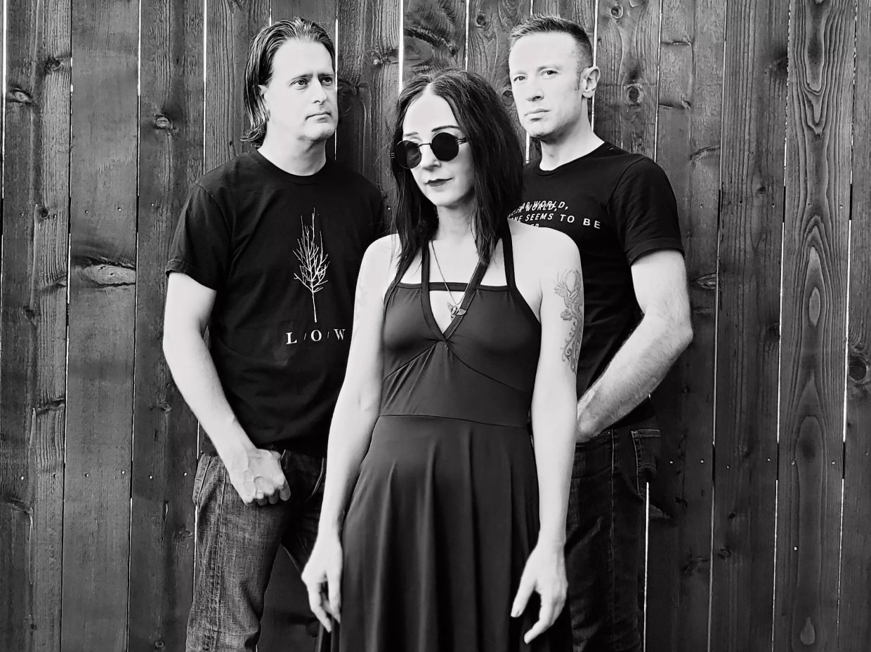 Behind Every Great Frontwoman Is a Great, Newly Electronic Band Like Signals and Alibis