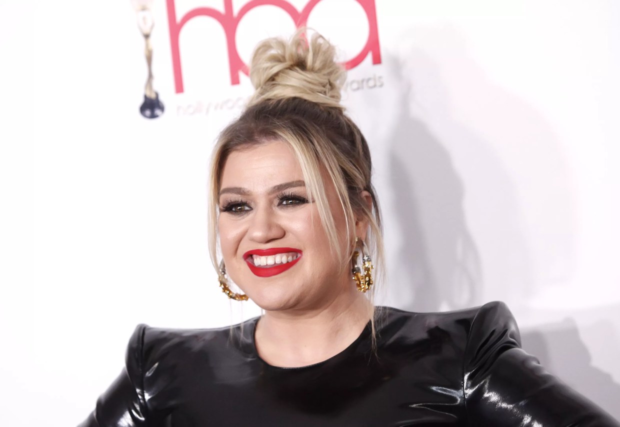 Music News: Kelly Clarkson’s Christmas Song, Luna Luna’s New Video