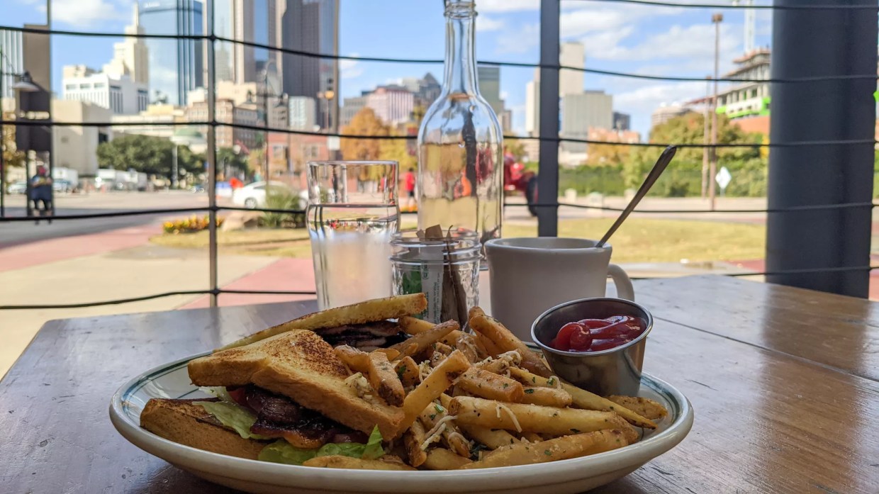 First Look: Hurdy Gurdy’s Offers a Spacious Patio and a Reliable Menu