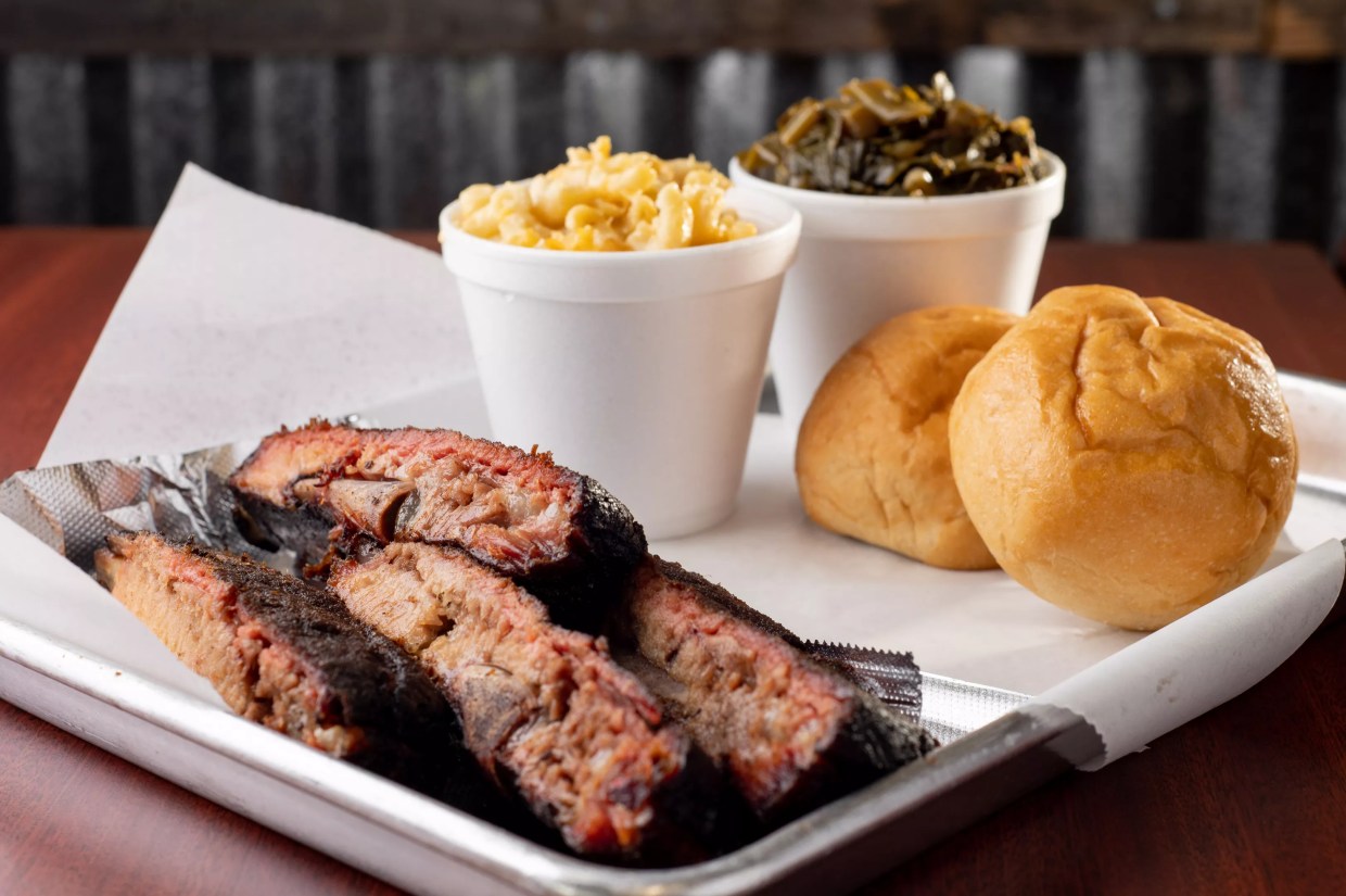 Review: An Oak Cliff Barbecue Joint Where the Stars are Ribs and Rhythm
