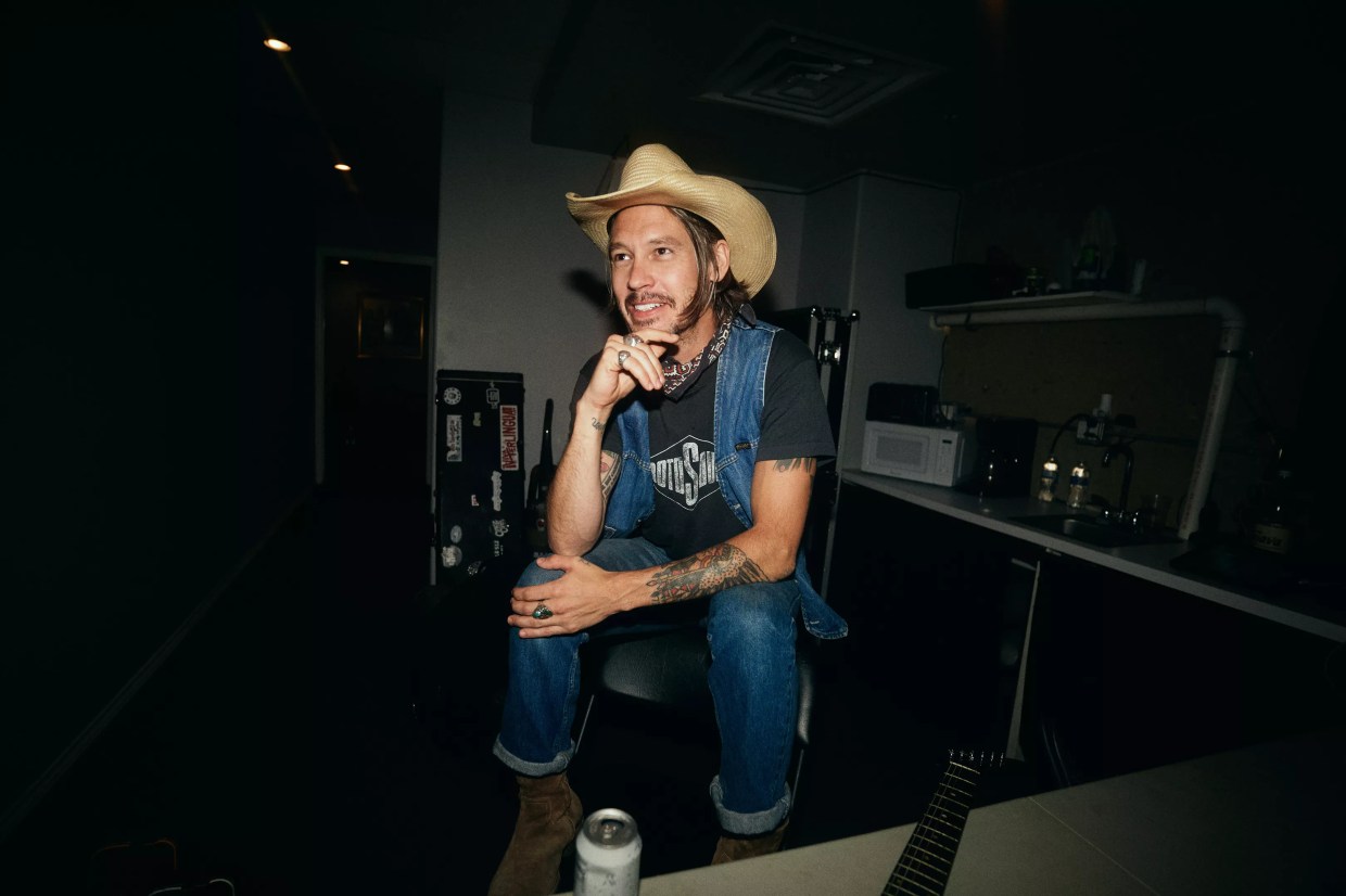 Jonathan Tyler Releases ‘Romantic, Cerebral’ New Single ‘Moon & Stars’