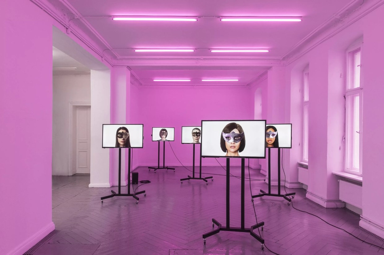 The Modern Art Museum of Fort Worth Turns a Black Mirror on Our Technology Obsession