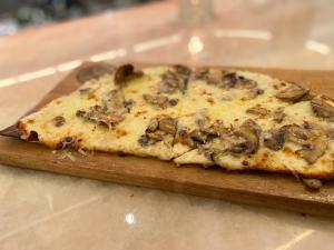 roman-tonda style pizza at leela's