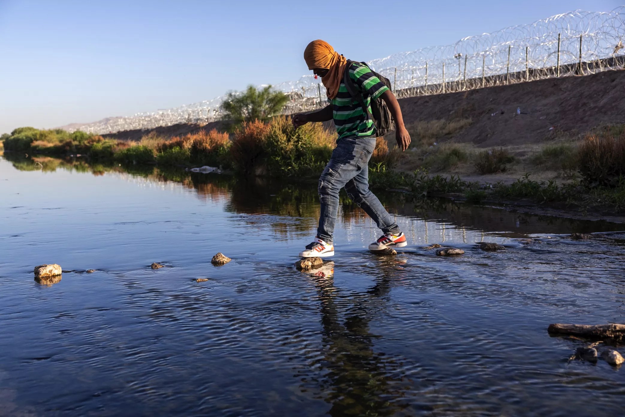 immigrant crossing rio grande texas border