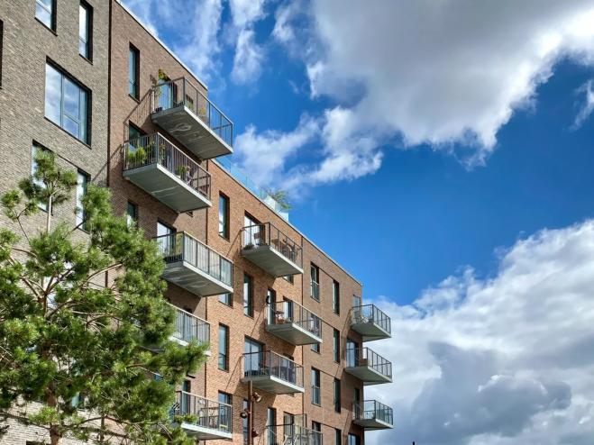 Dallas apartment building with patios