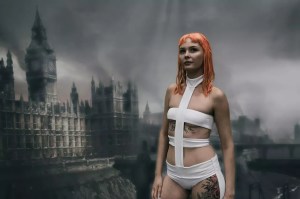 A Fan Expo 2022 cosplayer in Dallas, dressed as a character from The Fifth Element.